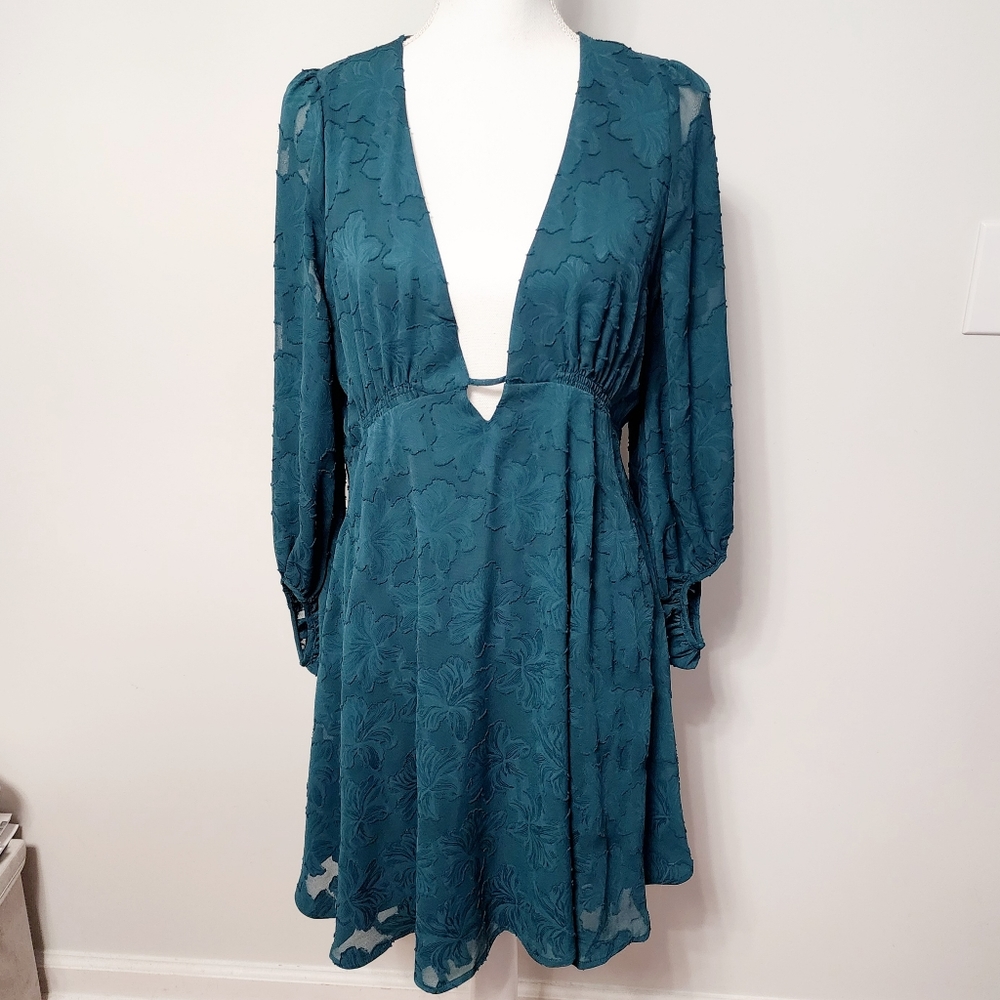 GORGEOUS ANTHROPOLOGIE  Deep V Dress NWT - Picture 8 of 10